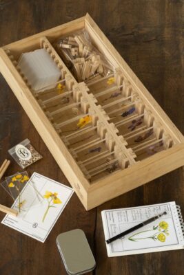 Một góc nhỏ handmade bày nhiều bông hoa khô giữ màu đẹp