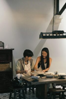 Hai người tham gia thực hành role‑play buổi hẹn đầu tiên