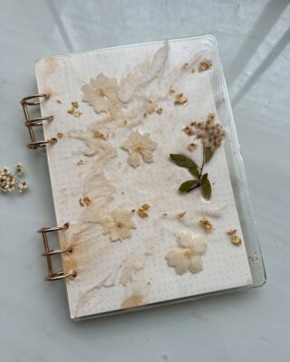 Hoa tươi và quyển sách cũ đã sẵn sàng